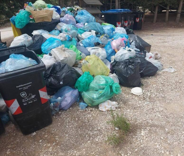 
	Per giorni cumuli di spazzatura davanti agli ingressi degli agricampeggi

