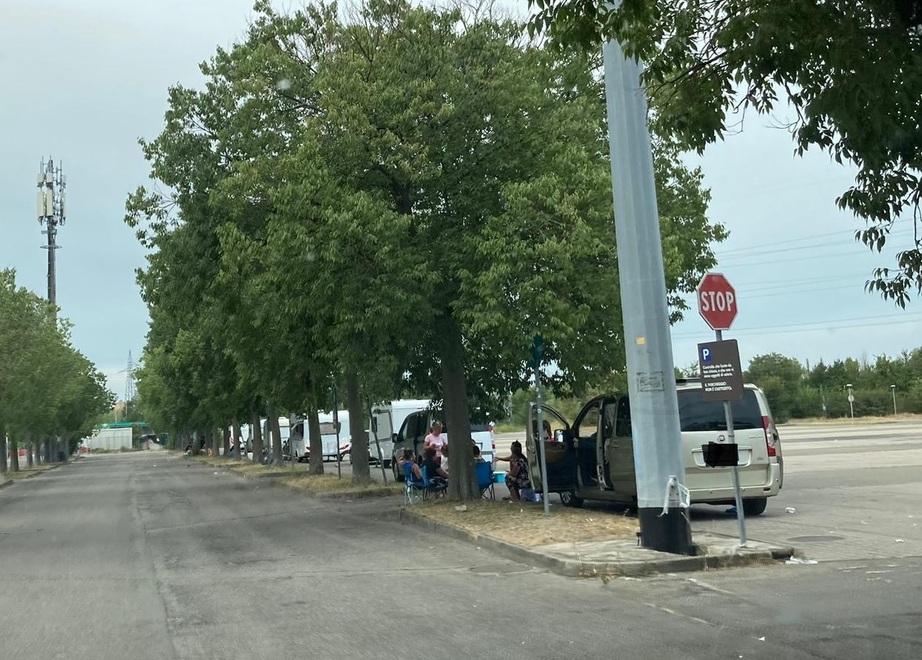 Nomadi nel piazzale del PalaPanini di Modena: terzo sgombero in dieci giorni 