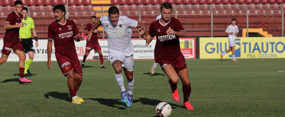 Giulio Giordani in azione nella amichevole contro il Pontedera