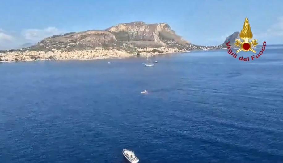 Palermo, barca a vela affonda per una tromba d’aria: sette dispersi