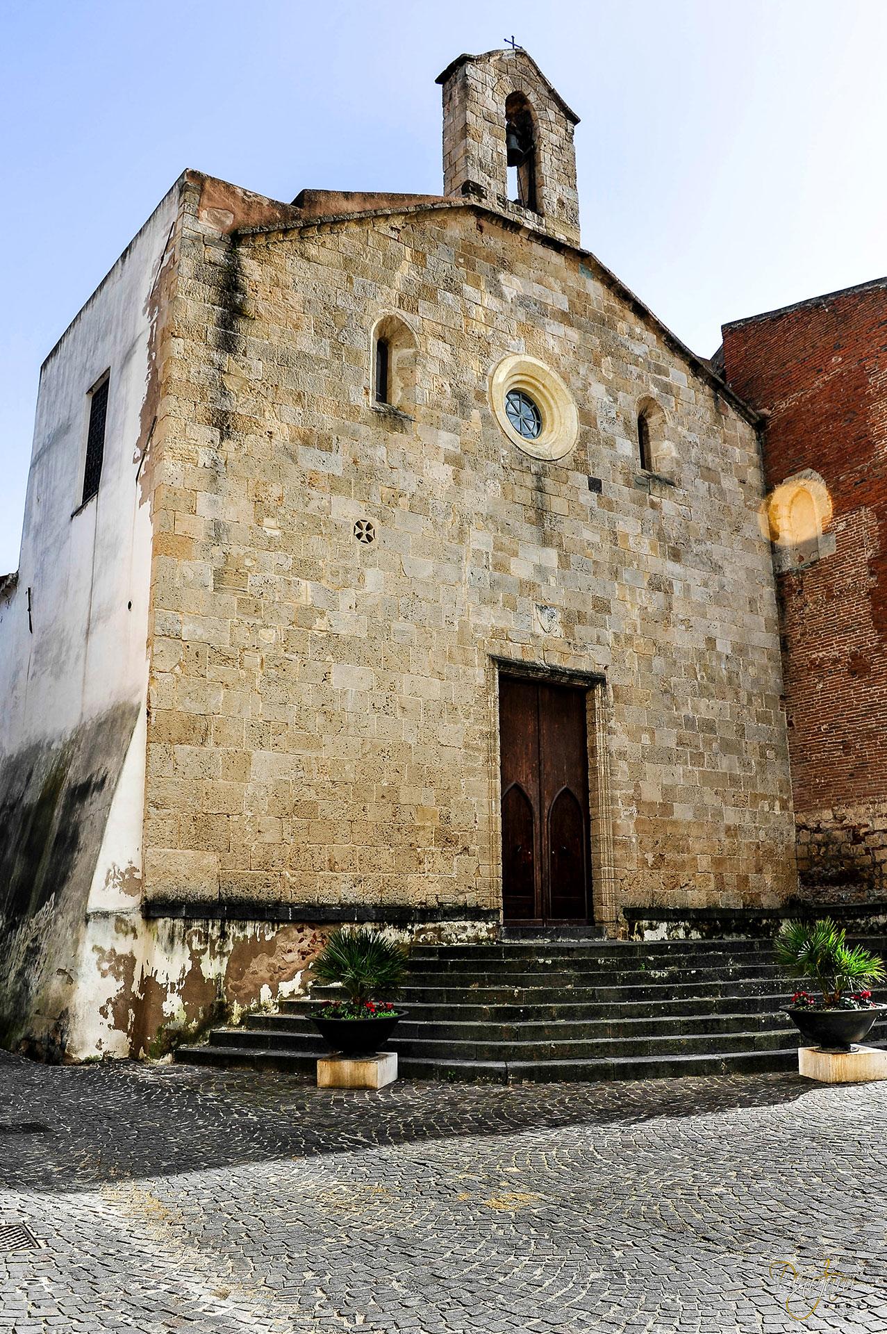 
	Gli scalini all'ingresso di Santa Chiara

