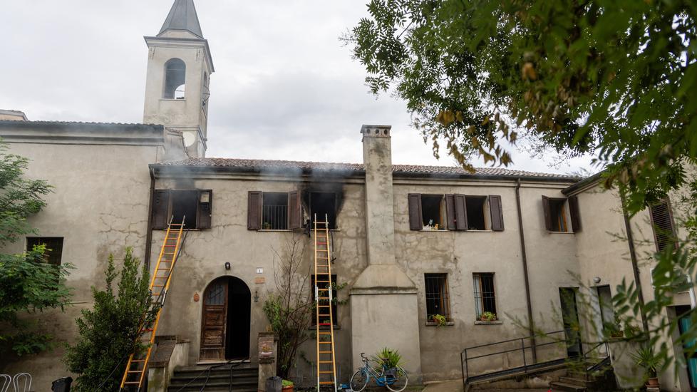 Bondeno, morta l’anziana soccorsa nell’incendio di Salvatonica. Aveva riportato ustioni al volto e agli arti