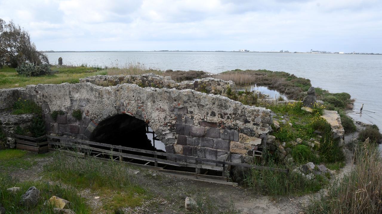 I resti dell'antico ponte romano a Santa Giusta
