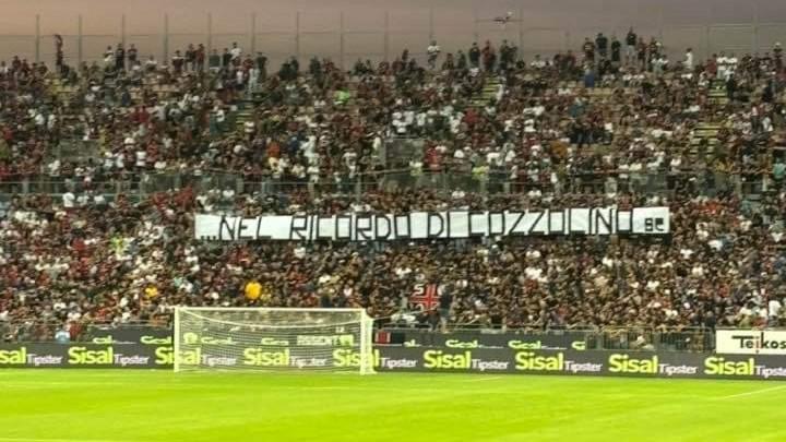 Lo striscione per Giuseppe Cozzolino apparso ieri durante Cagliari-Roma