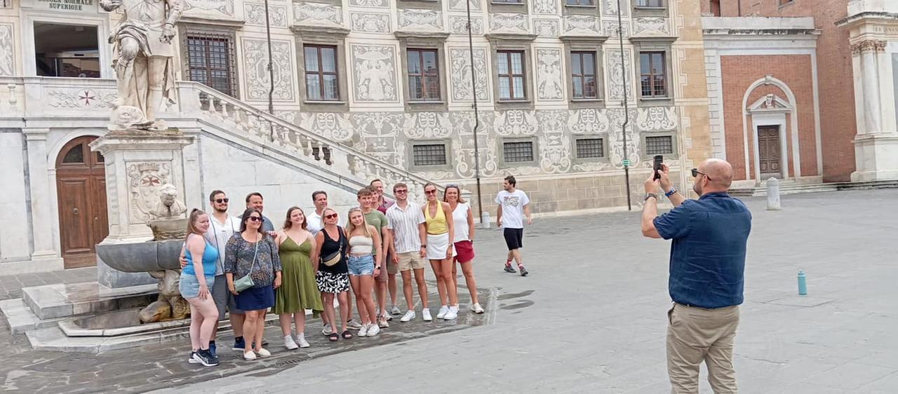 
	Carlo Ghiozzi mentre fotografa una comitiva turistica accompagnata a Pisa in taxi

