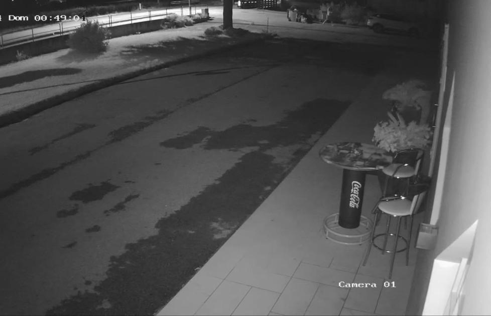 Berra, lascia sacchi di rifiuti all’esterno del locale ma viene beccato dalle telecamere