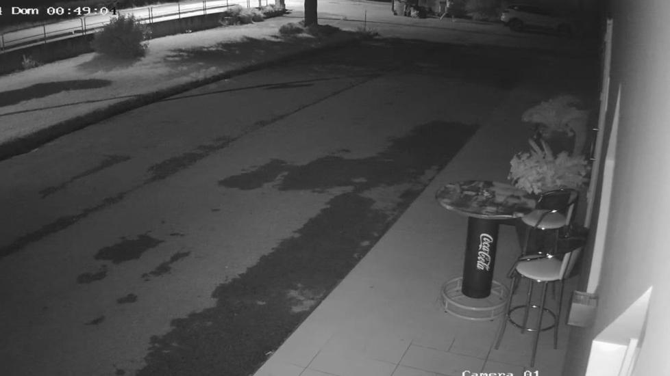 Berra, lascia sacchi di rifiuti all’esterno del locale ma viene beccato dalle telecamere