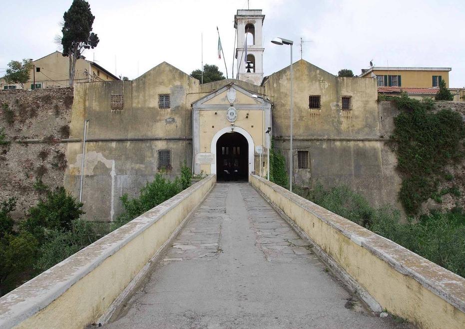 Porto Azzurro, è caccia all’uomo: detenuto 40enne evade dal carcere