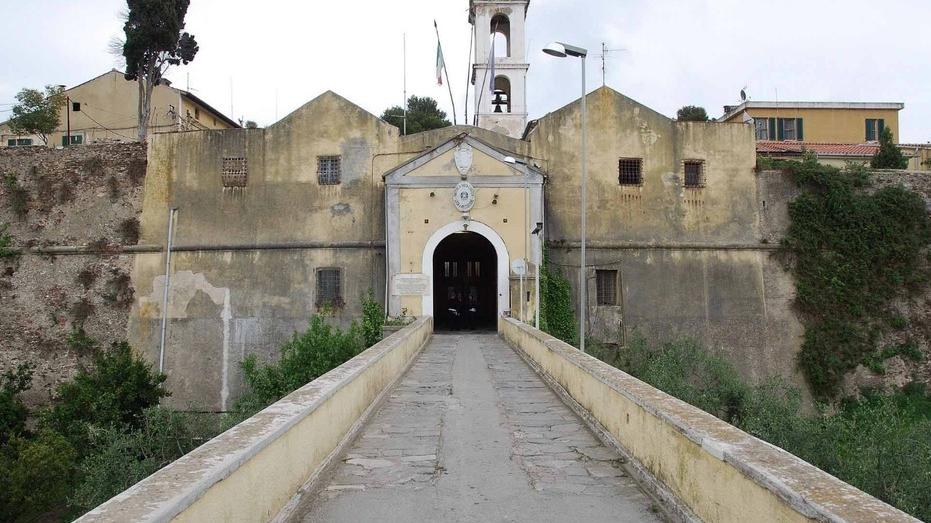 Porto Azzurro, è caccia all’uomo: detenuto 40enne evade dal carcere