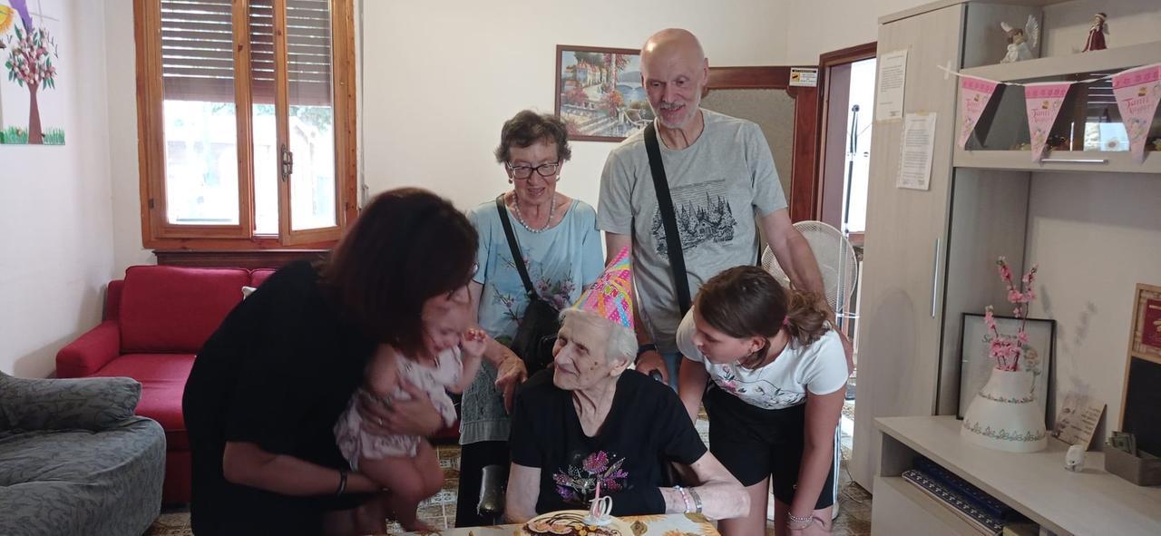 Nonantola, i cento anni della bisnonna-giramondo: grande festa in famiglia per Maria Serafini