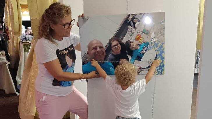 La piccola Viola con mamma Lucia davanti alla foto della famiglia Giannecchini