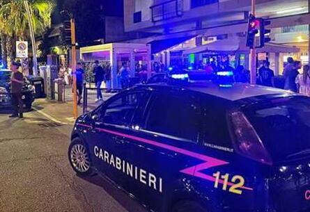 
	I controlli dei carabinieri nella zona della movida di Marina di Carrara (foto d'archivio)

