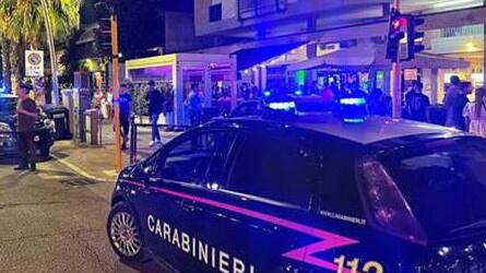 I controlli dei carabinieri nella zona della movida di Marina di Carrara (foto d'archivio)