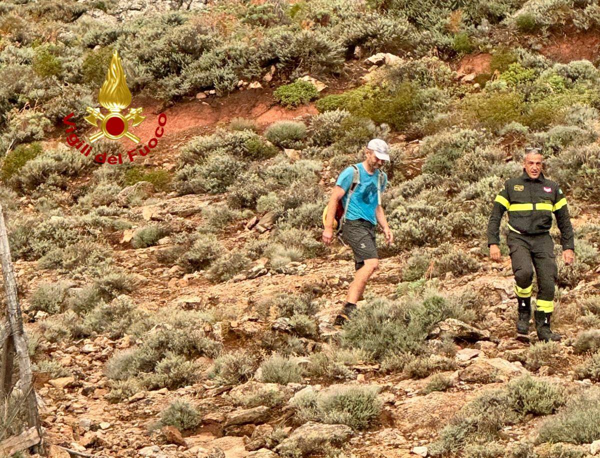 
	Il turista tedesco con i Vigili del fuoco dopo il recupero

