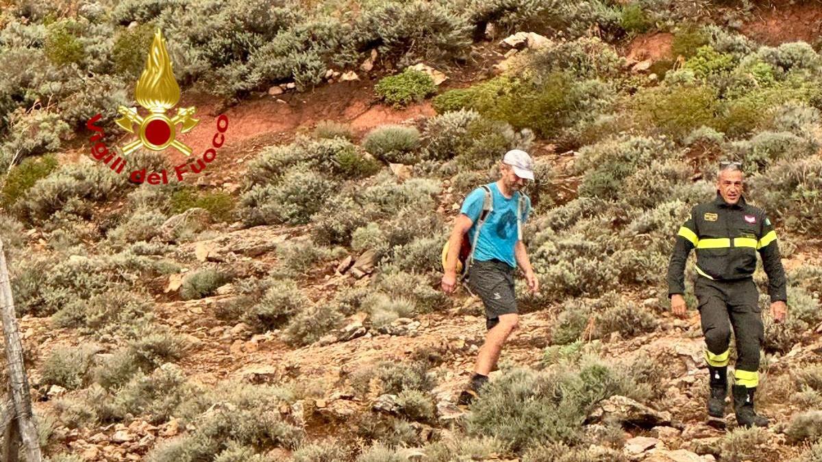 Il turista tedesco con i Vigili del fuoco dopo il recupero