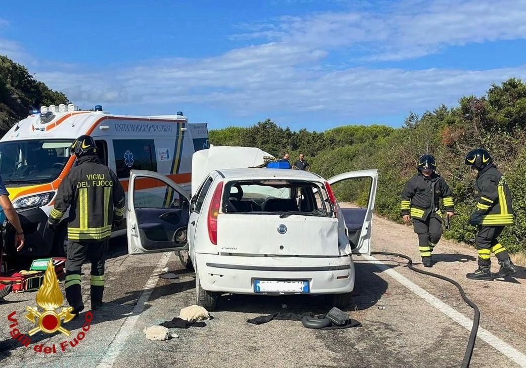 Santa Teresa, auto si schianta contro una roccia e cappotta più volte: un ferito