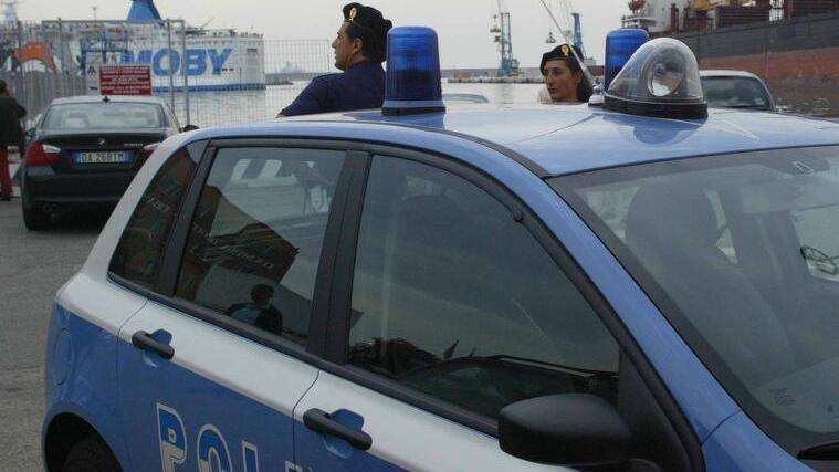 Agenti della polmare in porto (foto d'archivio)