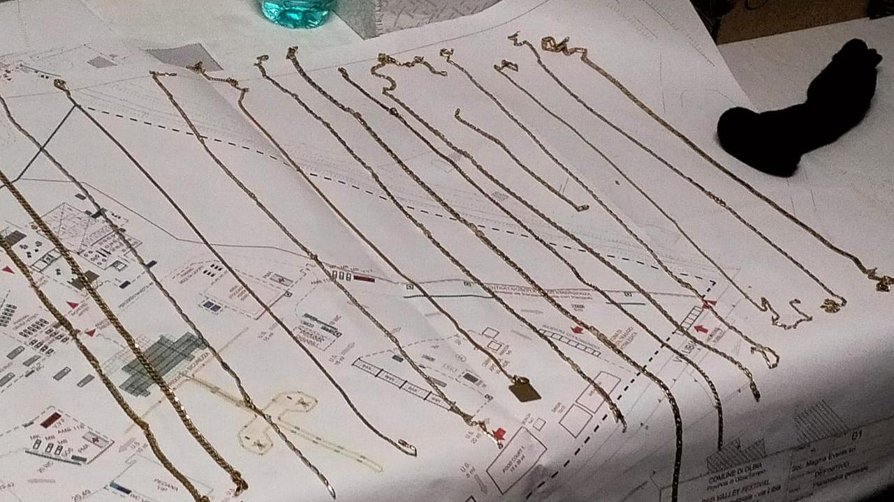 Le catenine sequestrate al giovane arrestato