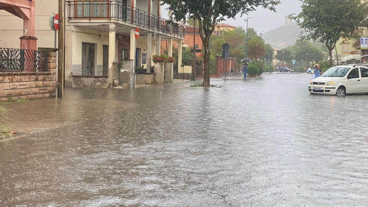 Bosa sotto l'acqua nel pomeriggio del 19 agosto 