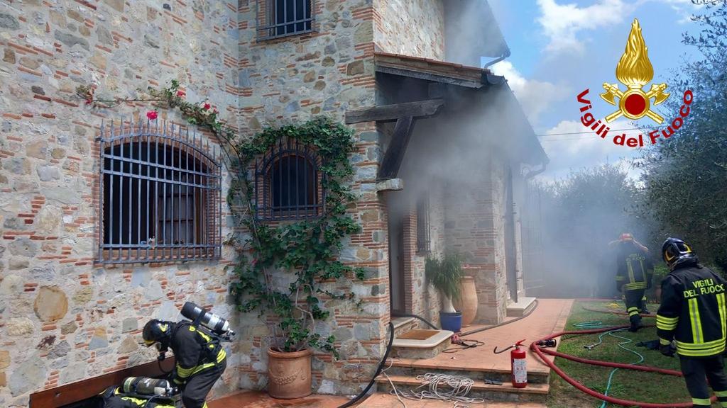 Incendio in una villetta a Massarosa, esplodono delle batterie: ferito un vigile del fuoco