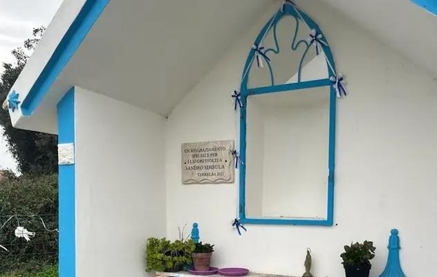 
	La teca vuota dopo il furto della statua

