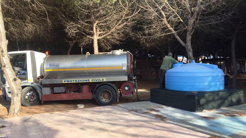 Una cisterna della Protezione civile (archivio)
