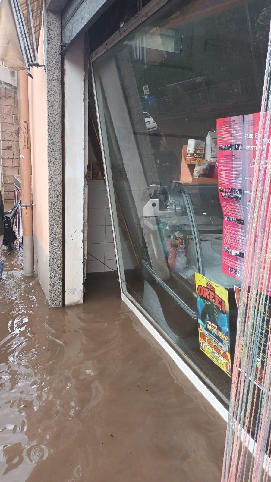 
	Una vetrina divelta dall'acqua in via Azuni

