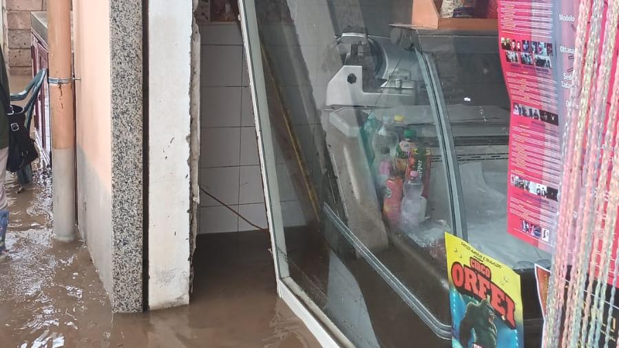 Una vetrina divelta dall'acqua in via Azuni