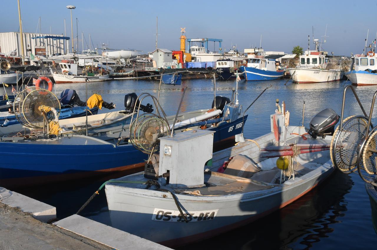 Porticciolo di Torregrande, cartellino giallo per il Comune di Oristano