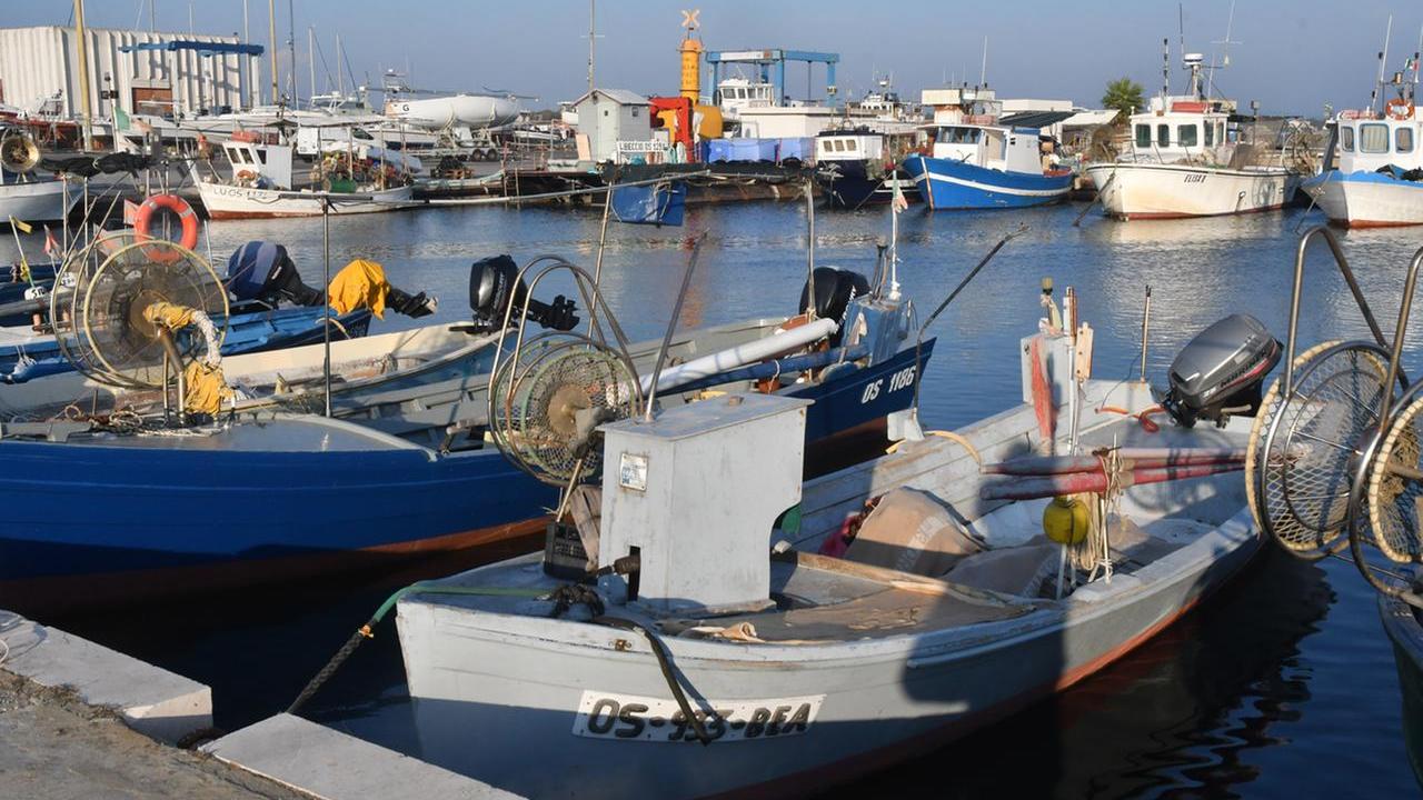 Porticciolo di Torregrande, cartellino giallo per il Comune di Oristano