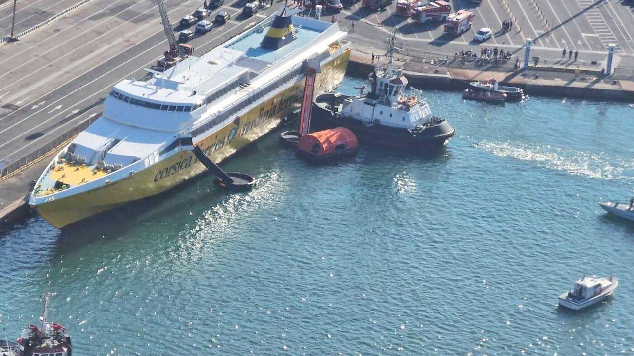 La nave dall’alto con gli scivoli calati (foto Guardia di finanza)