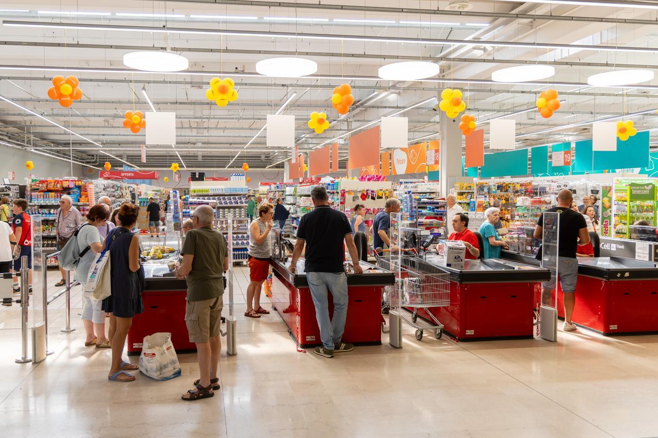 Stroncato da un malore al centro commerciale di Cento