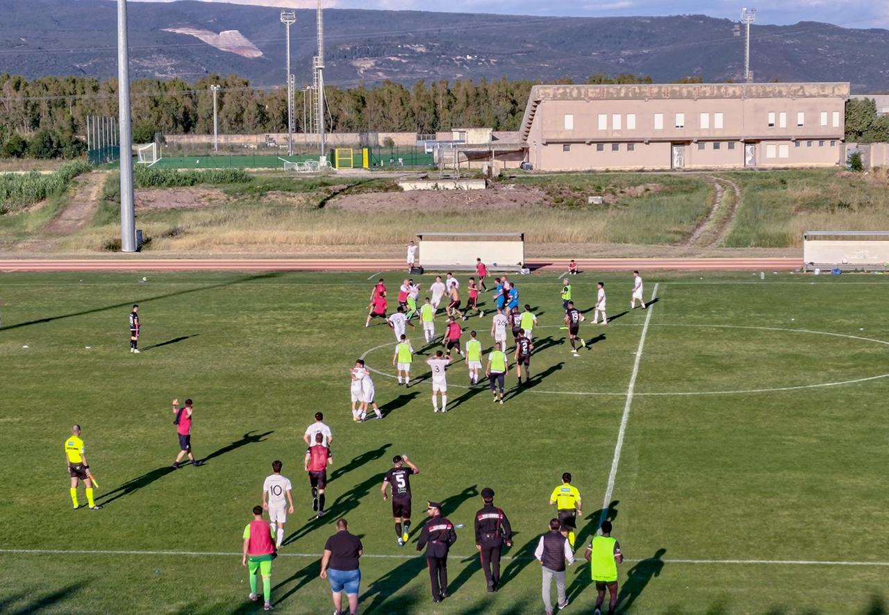 Il parapiglia del dopo partita tra Tharros e Carbonia