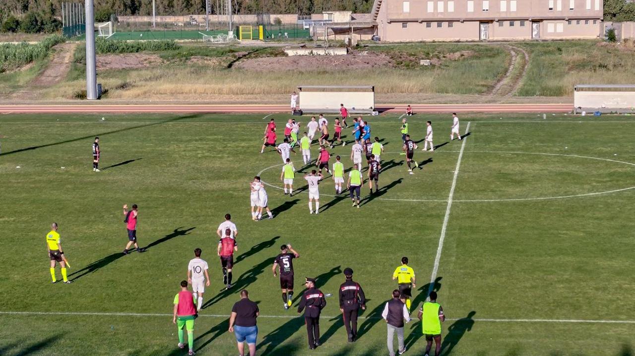 Il parapiglia del dopo partita tra Tharros e Carbonia