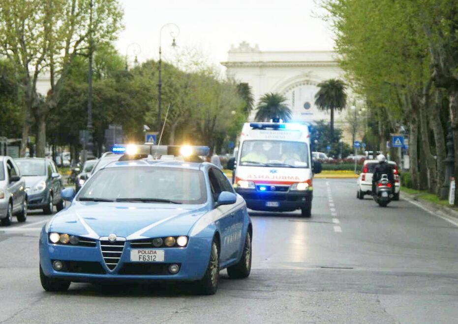 Una volante della polizia seguita da un'ambulanza in viale Carducci (foto d'archivio)