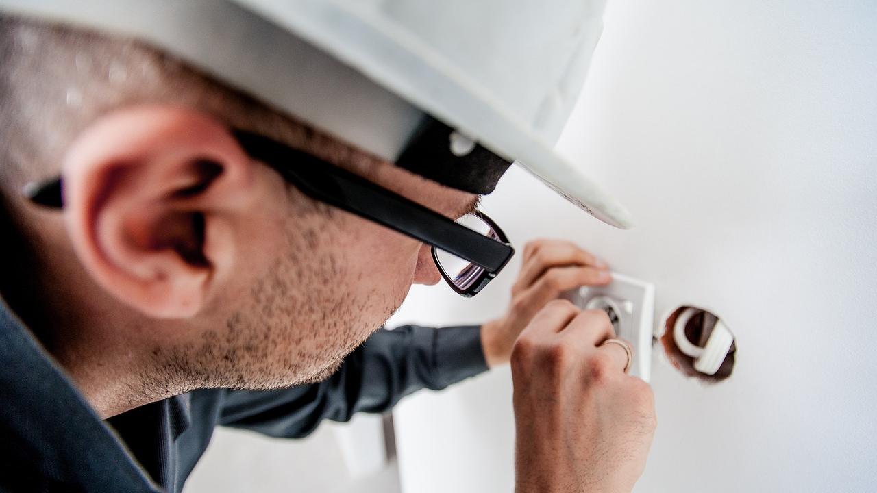 Idraulici, elettricisti, riparatori di scarpe, fornai in via di estinzione: in Emilia sparito uno su tre