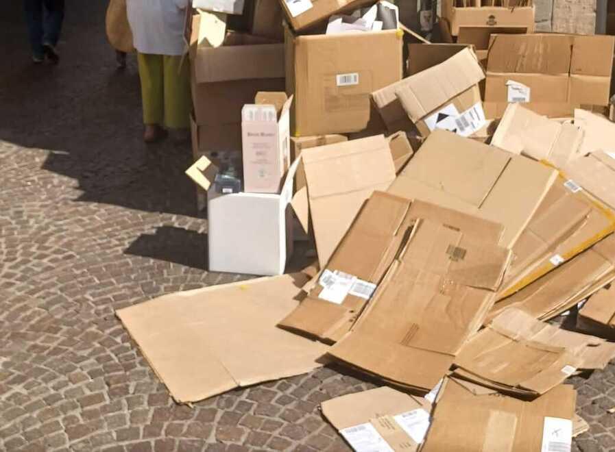 Lucca, abbandono indecente di scatoloni in Fillungo