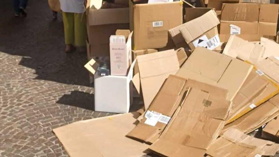 Lucca, abbandono indecente di scatoloni in Fillungo