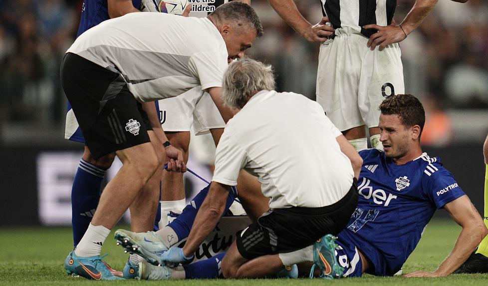 Sopra Olivera Abildgaard soccorso dallo staff medico del Como
