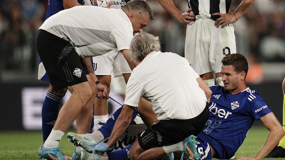 Sopra Olivera Abildgaard soccorso dallo staff medico del Como