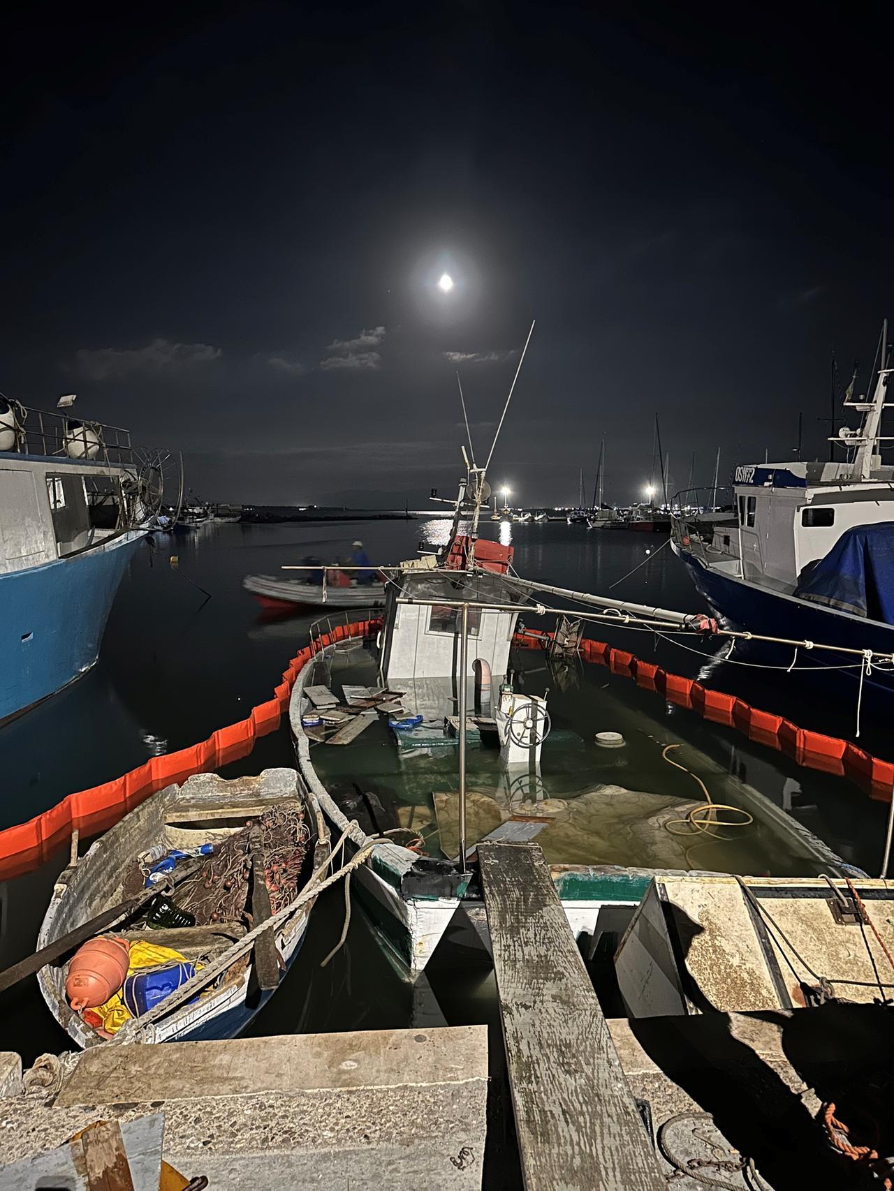 Affonda un peschereccio a Torregrande, sfiorato il danno ambientale