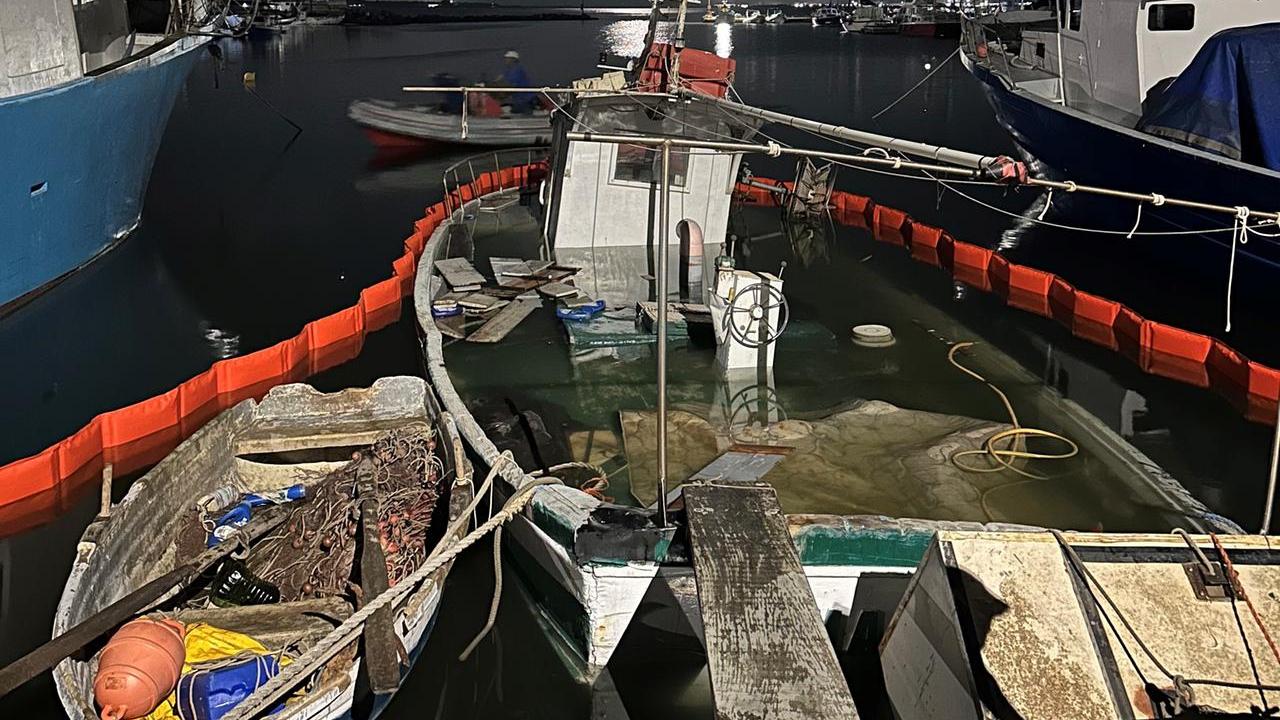 Affonda un peschereccio a Torregrande, sfiorato il danno ambientale