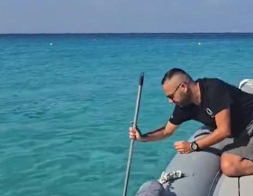 
	Il prelievo dell'acqua nel mare di Santa Teresa

