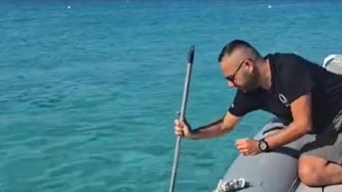 Il prelievo dell'acqua nel mare di Santa Teresa