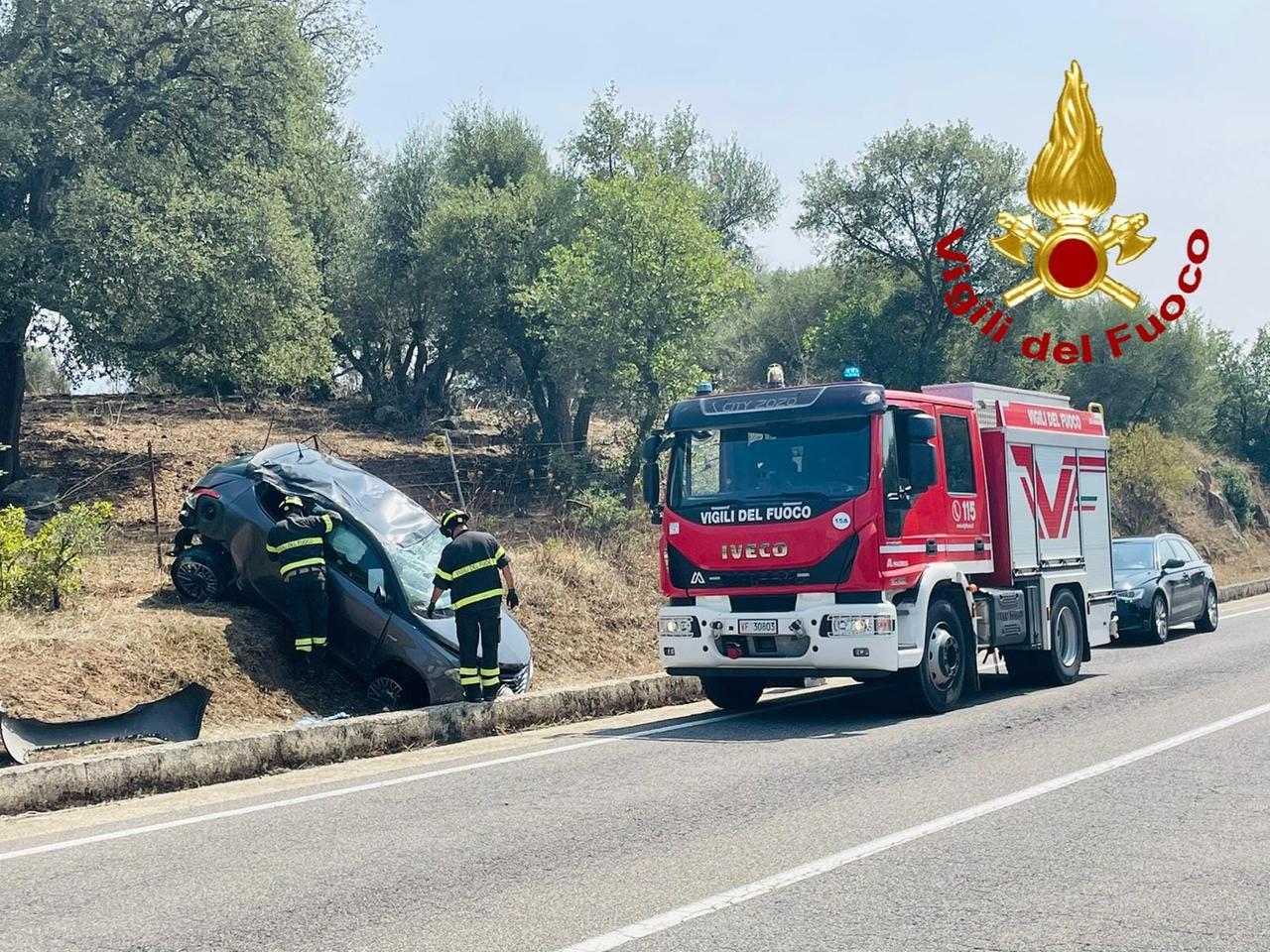 Benetutti, auto fuori strada sulla provinciale:  i due occupanti estratti dall’abitacolo e trasportati al pronto soccorso