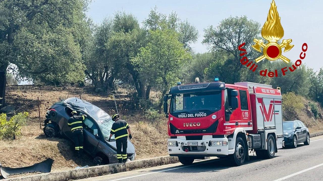 Benetutti, auto fuori strada sulla provinciale: i due occupanti estratti dall’abitacolo e trasportati al pronto soccorso