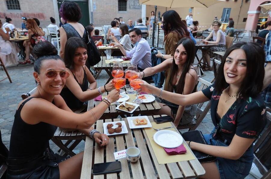 Torna la magia dei “Tavolini sotto le stelle”: ecco tutte le zone del centro di Modena coinvolte