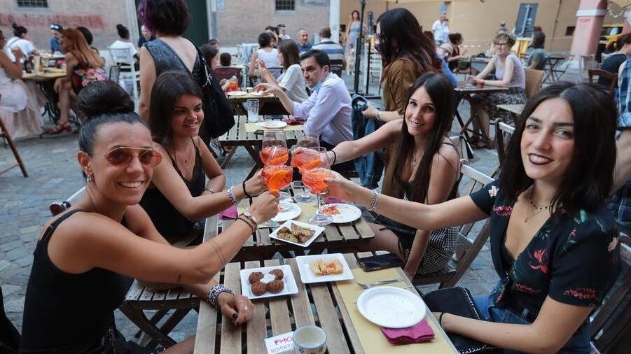 Torna la magia dei “Tavolini sotto le stelle”: ecco tutte le zone del centro di Modena coinvolte