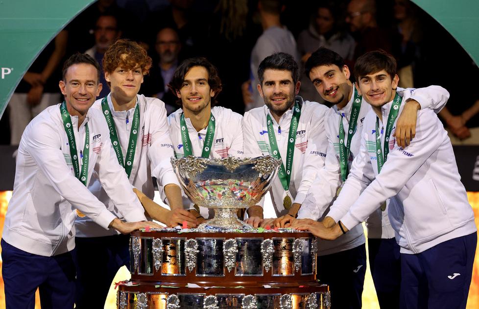 La Coppa Davis vinta da Sinner e soci in mostra al Ct Reggio