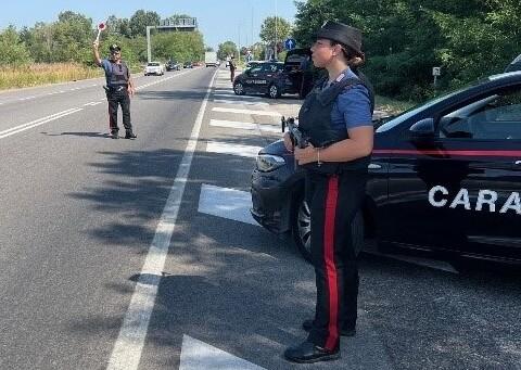 San Biagio di Argenta, finiscono con l'auto fuori strada mentre tentano di seminare i carabinieri